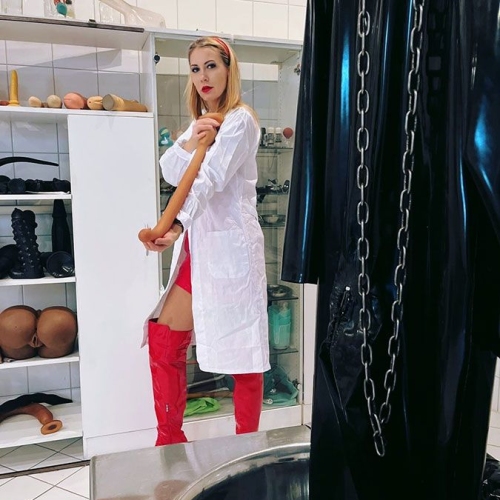 Bizarrärztin Frau Dr. Cora - Foto 9 von 11