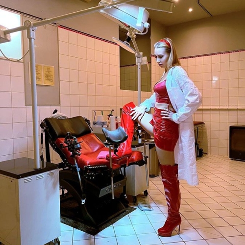 Bizarrärztin Frau Dr. Cora - Foto 7 von 11